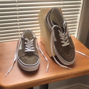 Women’s VANS size 8.5 green & white shoes